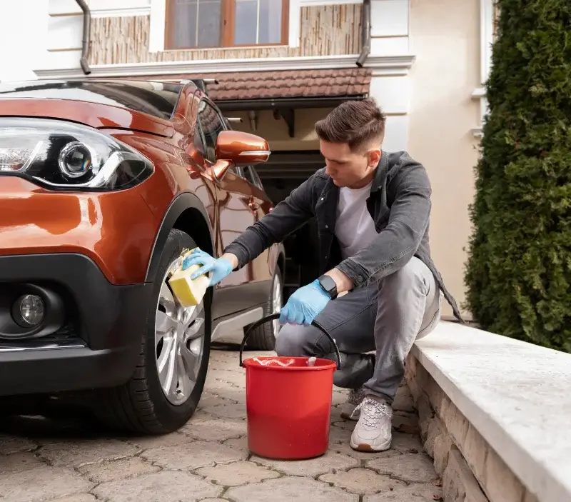 Lavage auto à domicile Saint-Martin-de-Villereglan : professionnel intervenant sur un véhicule